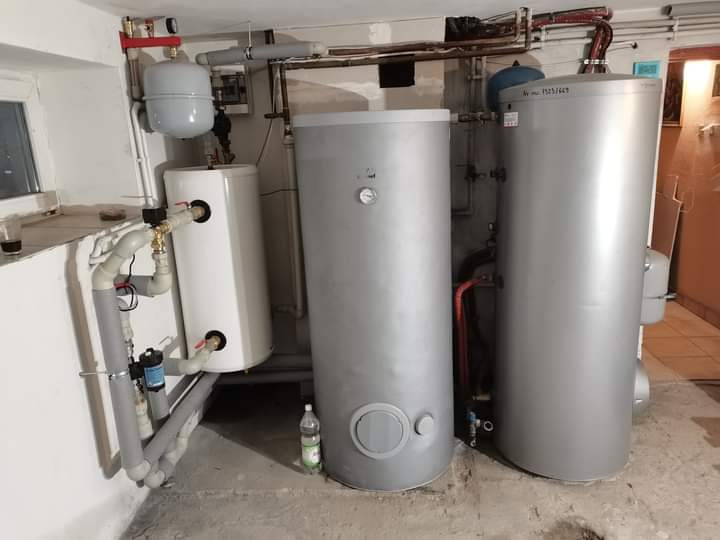 Armatura w maszynowni. Połączenie paneli solarnych na ciepłą wode CWU , wraz z instalacją pompy ciepła.
