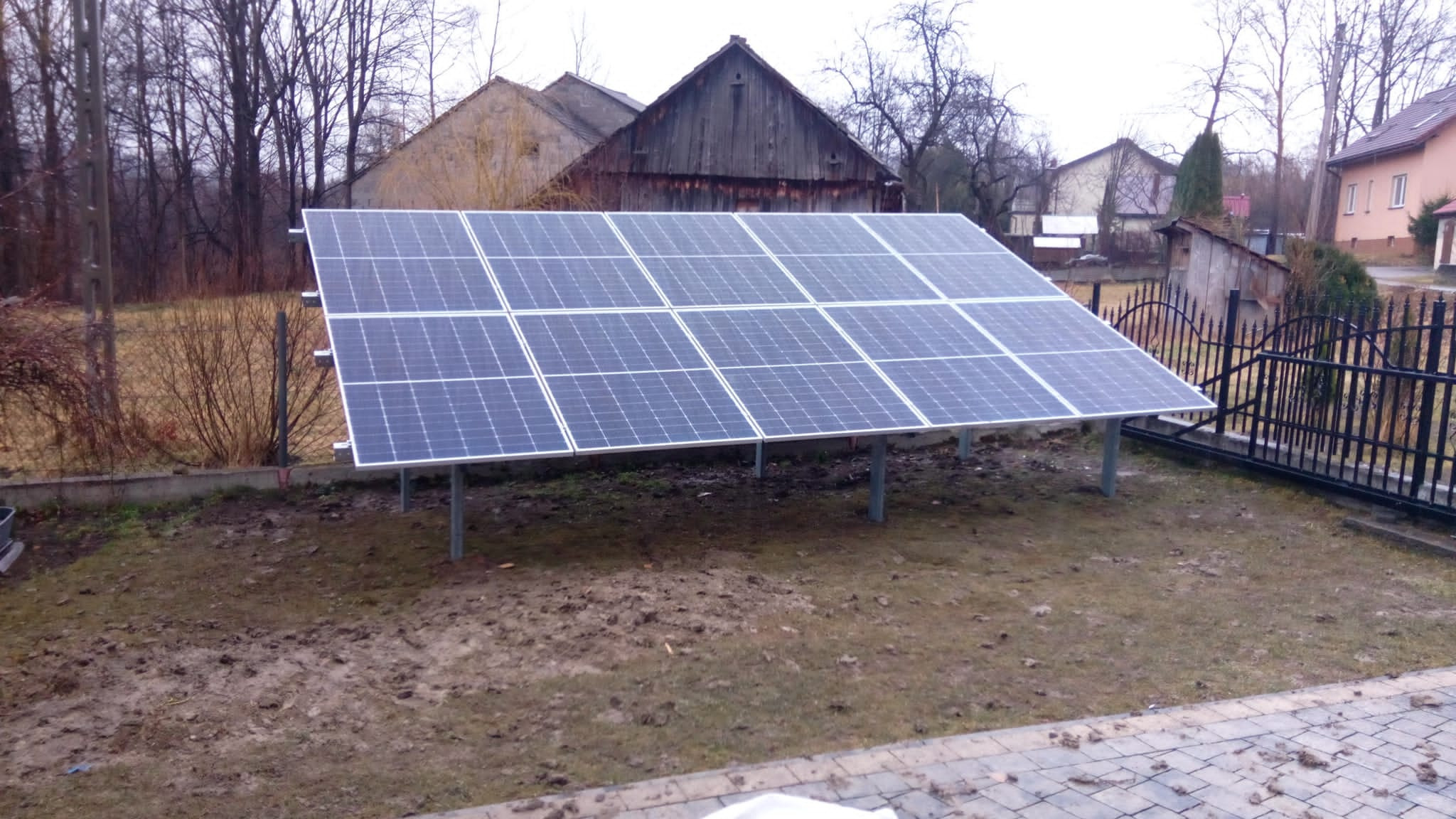 przykład wykonanego przez instalacji znajdującej się na gruncie.