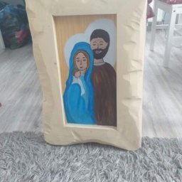 Klimkówka - Ręcznie malowany obraz Świętej Rodziny w drewnianej ramie o nieregularnych krawędziach, ustawiony na szarym dywanie.