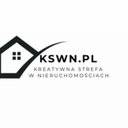 Logo firmy KSWN.PL, przedstawiające stylizowany czarny obrys domu z dwoma kwadratowymi oknami, nad kt&oacute;rym znajduje się zakrzywiona linia przypominająca fajkę, a obok napis 'KSWN.PL' i pod nim...