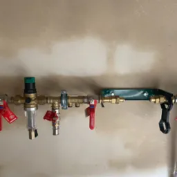 Nowa instalacja wodna z filtrem i zaworami Ferro, zamontowana na ścianie w trakcie wykończenia.