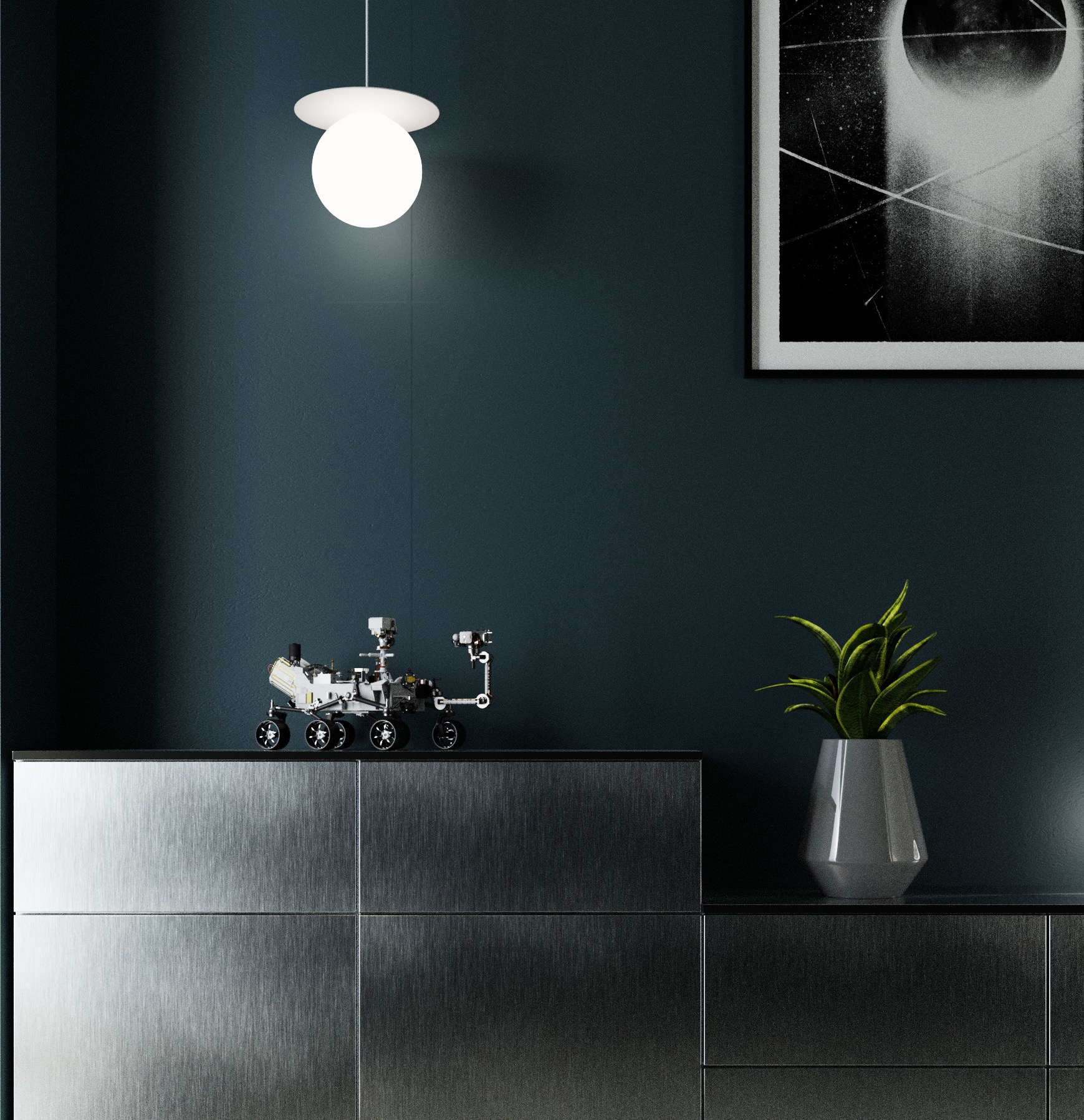 Nowoczesne wnętrze z ciemną ścianą, lampą kulą, grafiką w ramie, rośliną w szarym wazonie i modelem łazika marsjańskiego na metalowej komodzie.