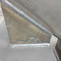 Zakład ślusarski Marek Juraszek - Spoina łącząca elementy konstrukcji stalowej, widoczne ślady po spawaniu i niedoskonałości powierzchni metalu.