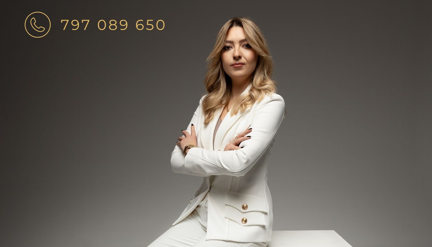 Profesjonalny portret kobiety w białym garniturze, z numerem telefonu w rogu, na szarym tle.