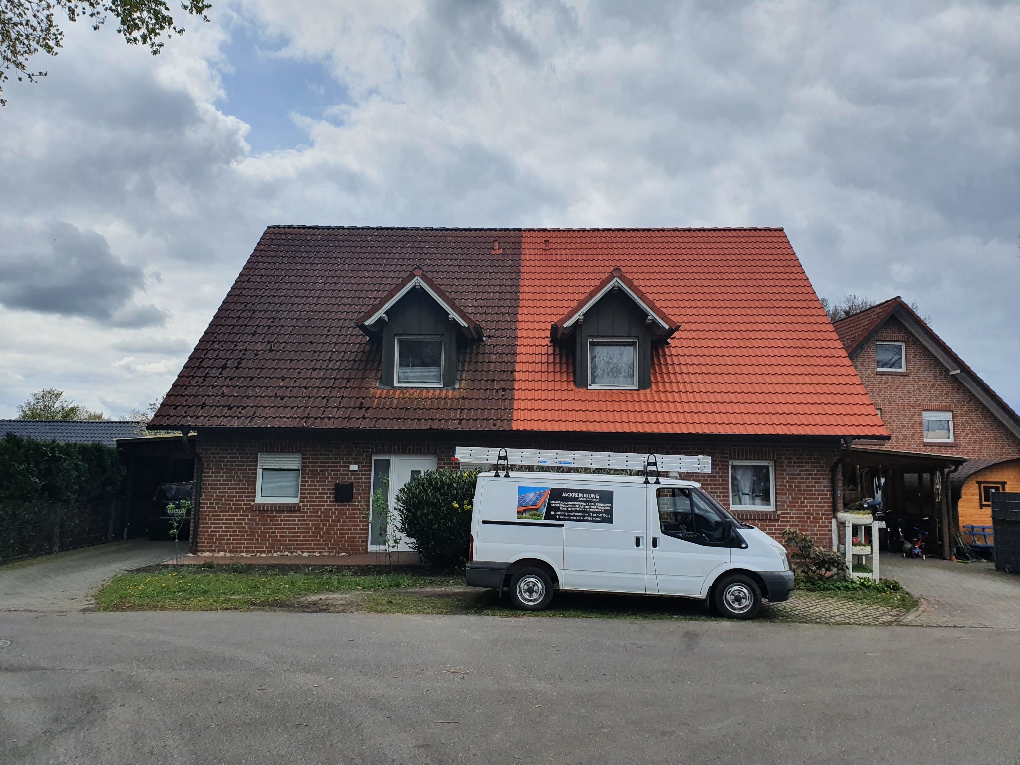 Dom z dachem w połowie wyczyszczonym, ukazujący różnicę przed i po. Biały van z drabiną zaparkowany przed budynkiem. Widoczne detale ceglanej elewacji.