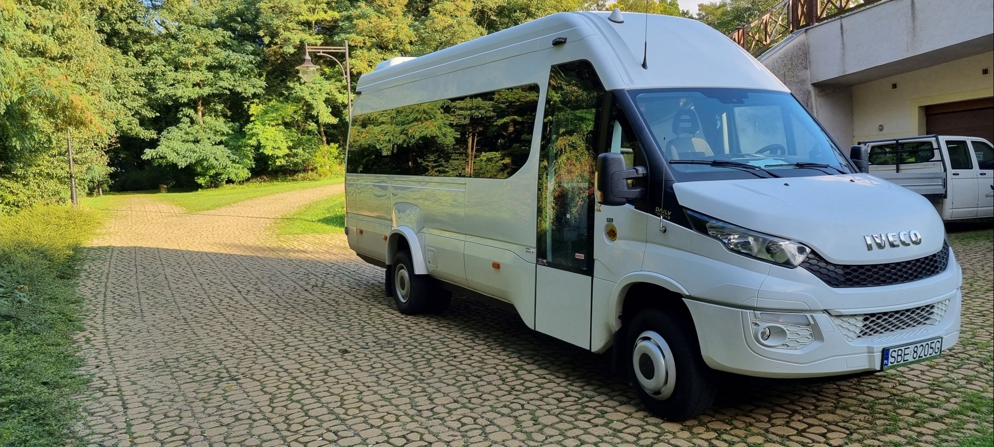 Komfortowy bus turystyczny 21 osobowy Iveco Daily Tourys, wynajem busów przewóz osób