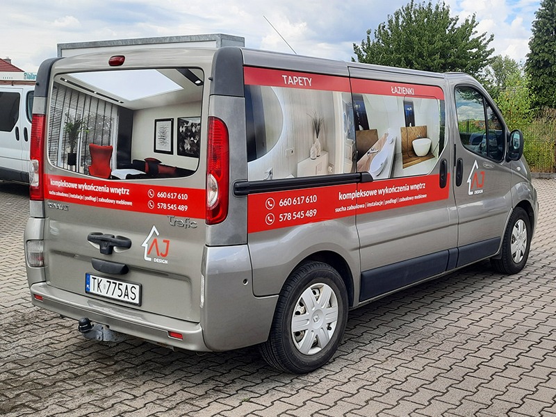 Oklejony samochód dostawczy Renault Trafic z reklamą firmy zajmującej się kompleksowym wykończeniem wnętrz, prezentujący aranżacje łazienki i pokoju dziennego z numerami telefonów kontaktowych...