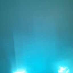 Marcin Hnizdo - Turkusowa ściana po malowaniu z widoczną taśmą malarską przy suficie i odbiciem światła z okna w dolnej części, widoczna krawędź zabezpieczonej podłogi.