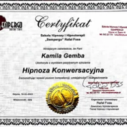 Certyfikat ukończenia szkolenia z hipnozy konwersacyjnej dla Kamili Gemby, wydany przez Szkołę Hipnozy i Hipnoterapii Sempergo Rafała Fossa, z logo szkoły i pieczęcią, datowany na 19-02-2023.