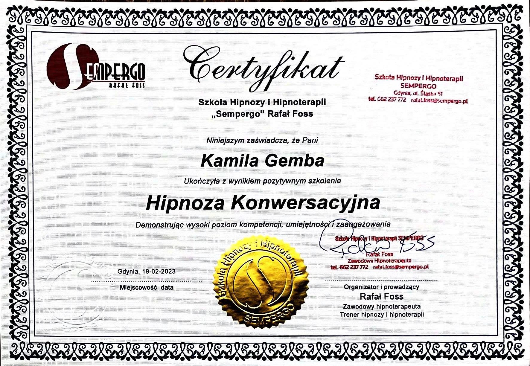 Certyfikat ukończenia szkolenia z hipnozy konwersacyjnej dla Kamili Gemby, wydany przez Szkołę Hipnozy i Hipnoterapii Sempergo Rafała Fossa, z logo szkoły i pieczęcią, datowany na 19-02-2023.