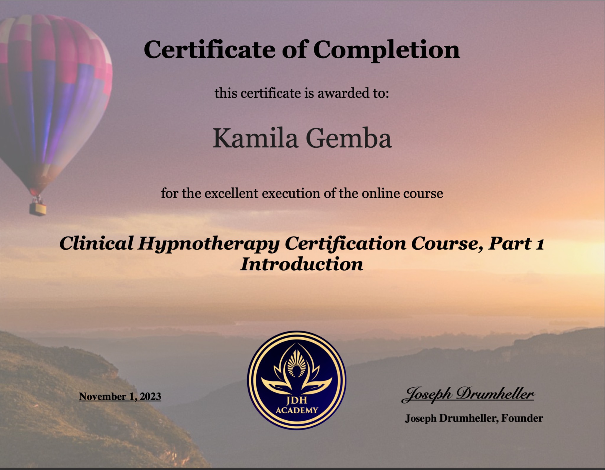 Dyplom ukończenia kursu online z zakresu hipnoterapii klinicznej, wystawiony dla Kamili Gemby przez JDH Academy, z datą 1 listopada 2023, z motywem balonu na tle górskiego pejzażu.