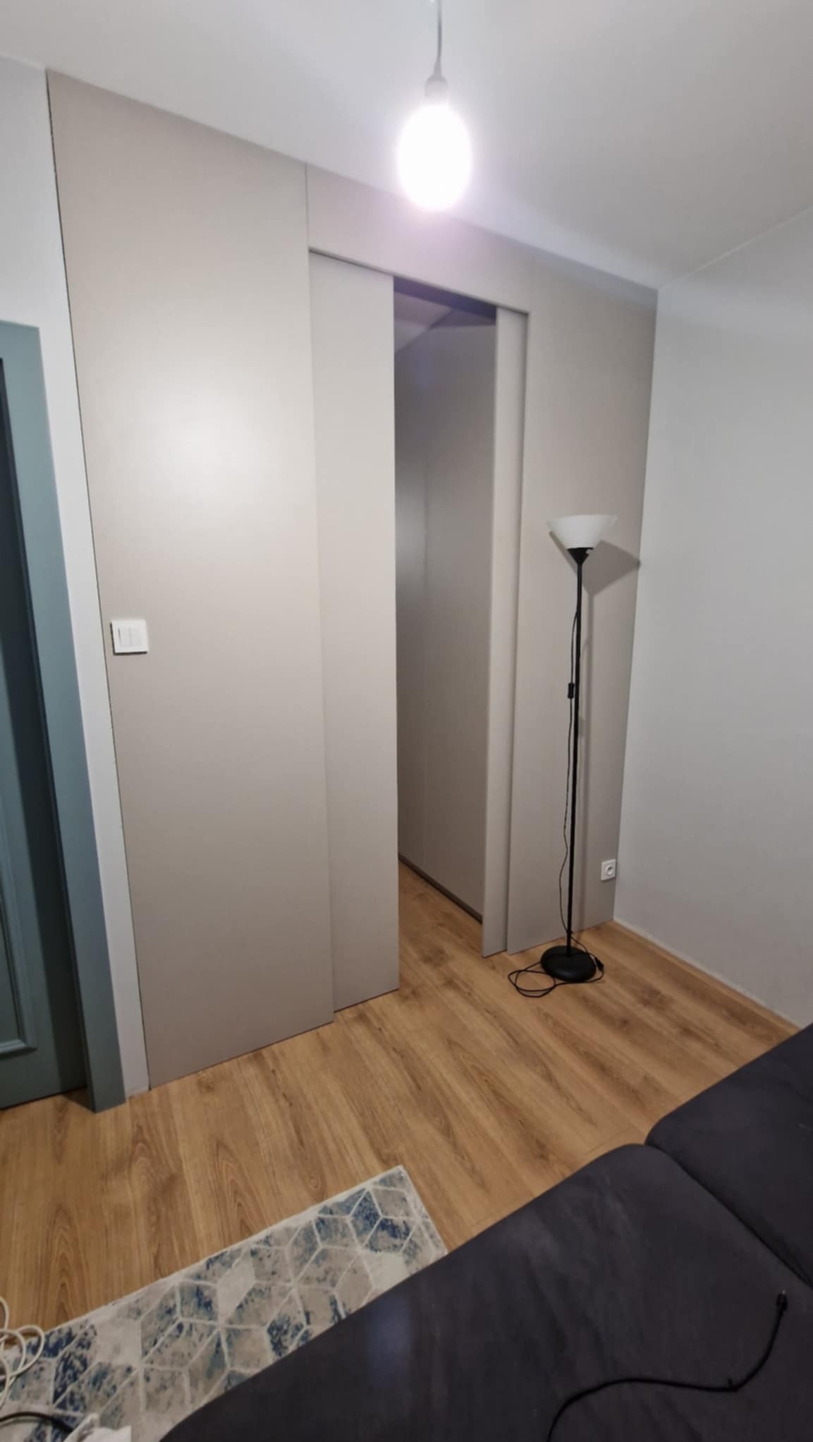 Zabudowa szaf z drzwiami przesuwnymi. Kaszmir