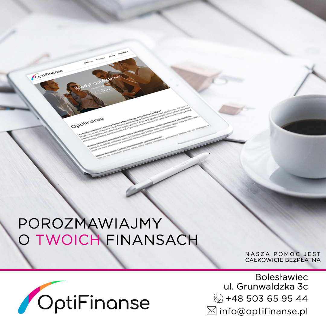 Tablet wyświetlający stronę internetową firmy finansowej OptiFinanse, leżący na białym drewnianym biurku obok filiżanki kawy i białego długopisu.