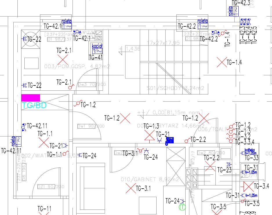 Fragment planu architektonicznego budynku z naniesionymi symbolami i oznaczeniami instalacji elektrycznych, w tym punktów oświetleniowych i gniazd, z podziałem na pomieszczenia.