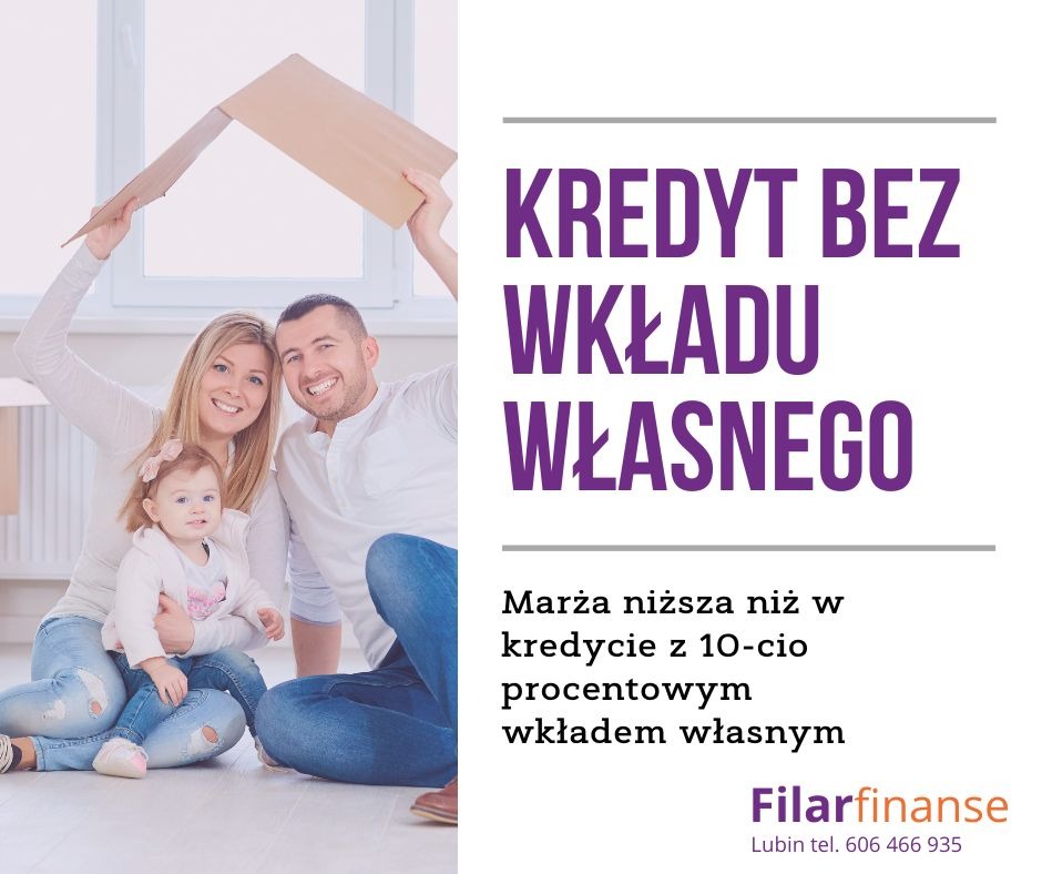Szczęśliwa rodzina (matka, ojciec i małe dziecko) siedzi na podłodze, trzymając nad głową karton imitujący dach domu, w tle jasne ściany i okno, po prawej stronie fioletowy napis 'Kredyt bez wkładu...