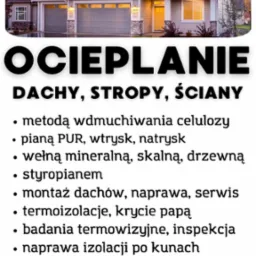 Grafika reklamowa firmy ociepleniowej: nowoczesny dom jednorodzinny z szarą elewacją i ciemnym dachem na tle zachodzącego słońca, poniżej duży napis 'OCIEPLANIE DACHY, STROPY, ŚCIANY' i lista usług...