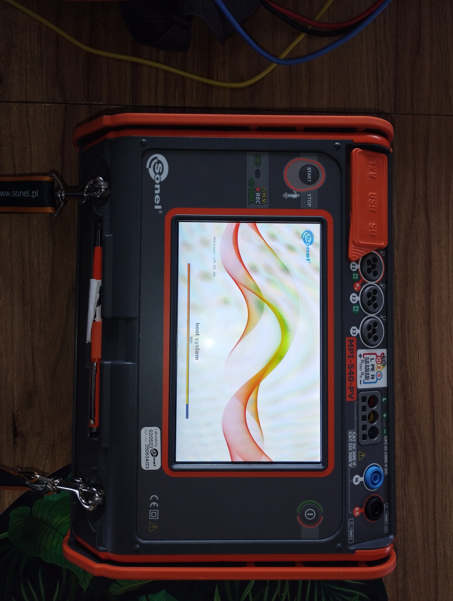 Miernik wielofunkcyjny Sonel MPI-540-PV podczas uruchamiania systemu, widoczne porty pomiarowe i logo producenta.