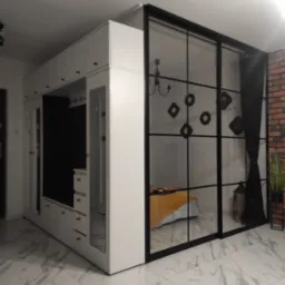 Biała szafa wnękowa z lustrami i przeszklona ścianka działowa z czarną ramą, oddzielająca sypialnię, widoczna ceglana ściana w tle.