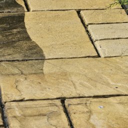 Mycie kostki brukowej efekt przed i po 