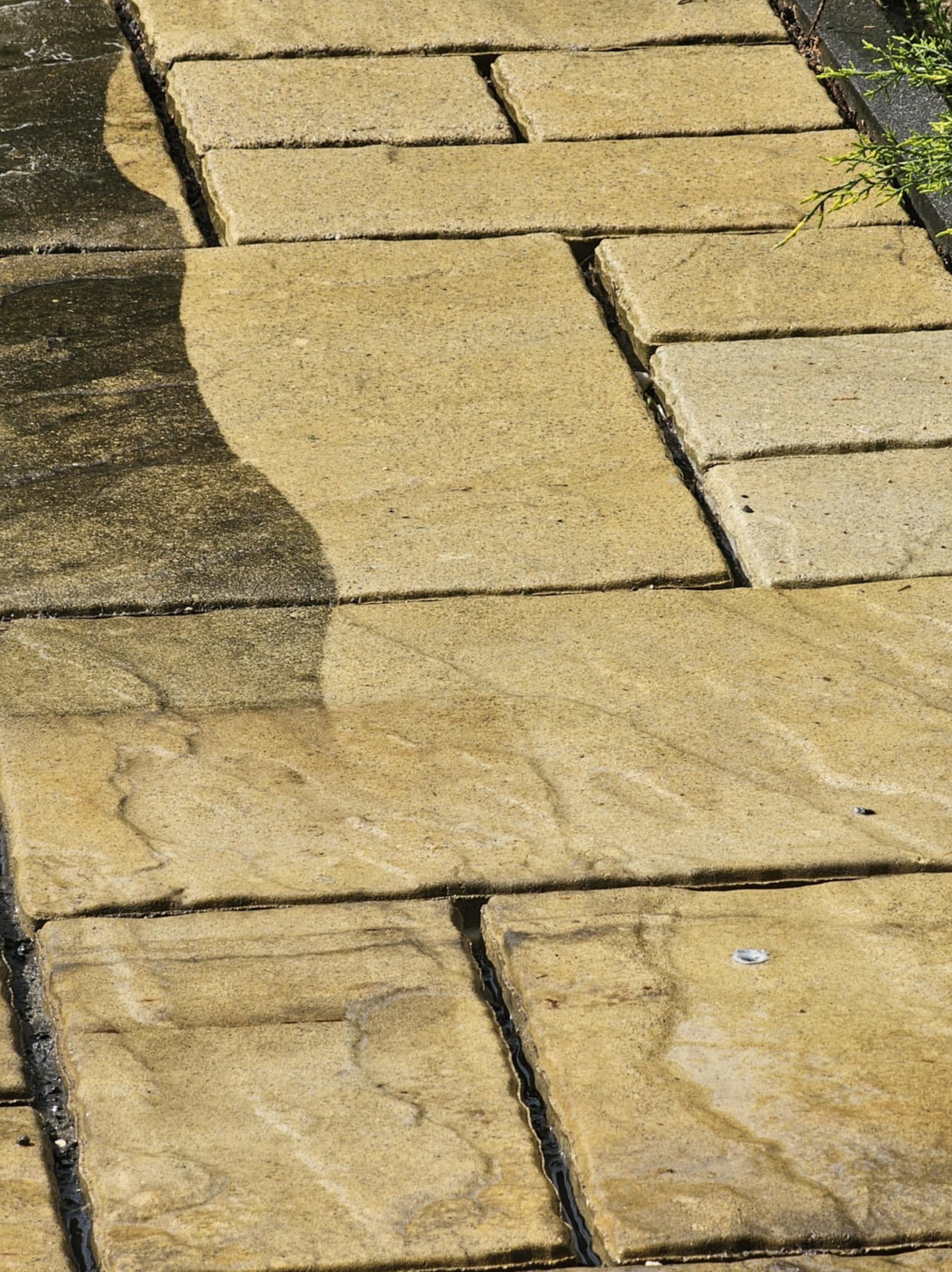 Mycie kostki brukowej efekt przed i po