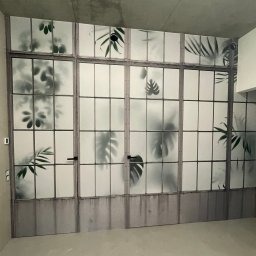 Fototapeta z ukrytymi drzwiami 