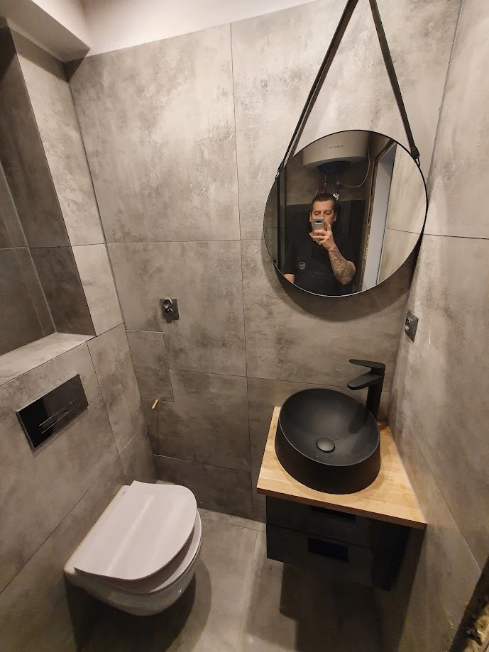 remont generalny malutkiej łazienki, mała kafelka przy toalecie to rewizja na licznik wody a nie fuszerka ;)