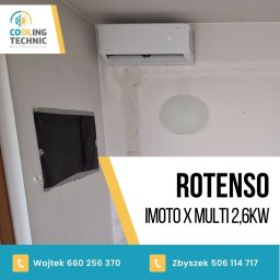 Cooling Technic Wojciech Niciecki - Zamontowana jednostka wewnętrzna klimatyzacji Rotenso IMOTO X MULTI 2,6kW na ścianie, z zakrytym folią oknem w tle. Na ścianie widoczne ślady po montażu.