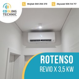 Cooling Technic Wojciech Niciecki - Biała klimatyzacja Rotenso Revio X 3,5 kW zamontowana na białej ścianie w pomieszczeniu z białymi drzwiami i oświetleniem punktowym na suficie.
