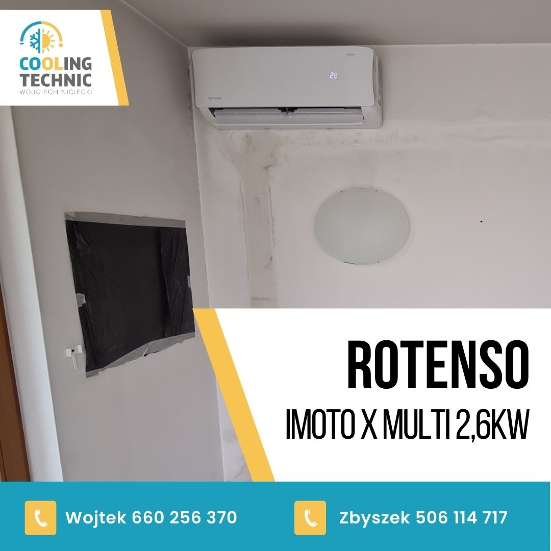 Zamontowana jednostka wewnętrzna klimatyzacji Rotenso IMOTO X MULTI 2,6kW na ścianie, z zakrytym folią oknem w tle. Na ścianie widoczne ślady po montażu.