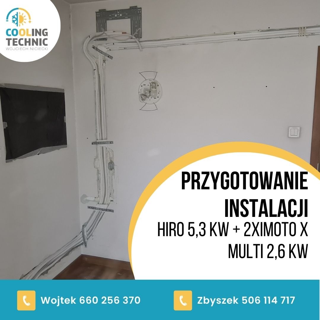 Przygotowanie instalacji klimatyzacji z widocznymi przewodami i elementami montażowymi na ścianie. Reklama firmy z numerami telefonów.