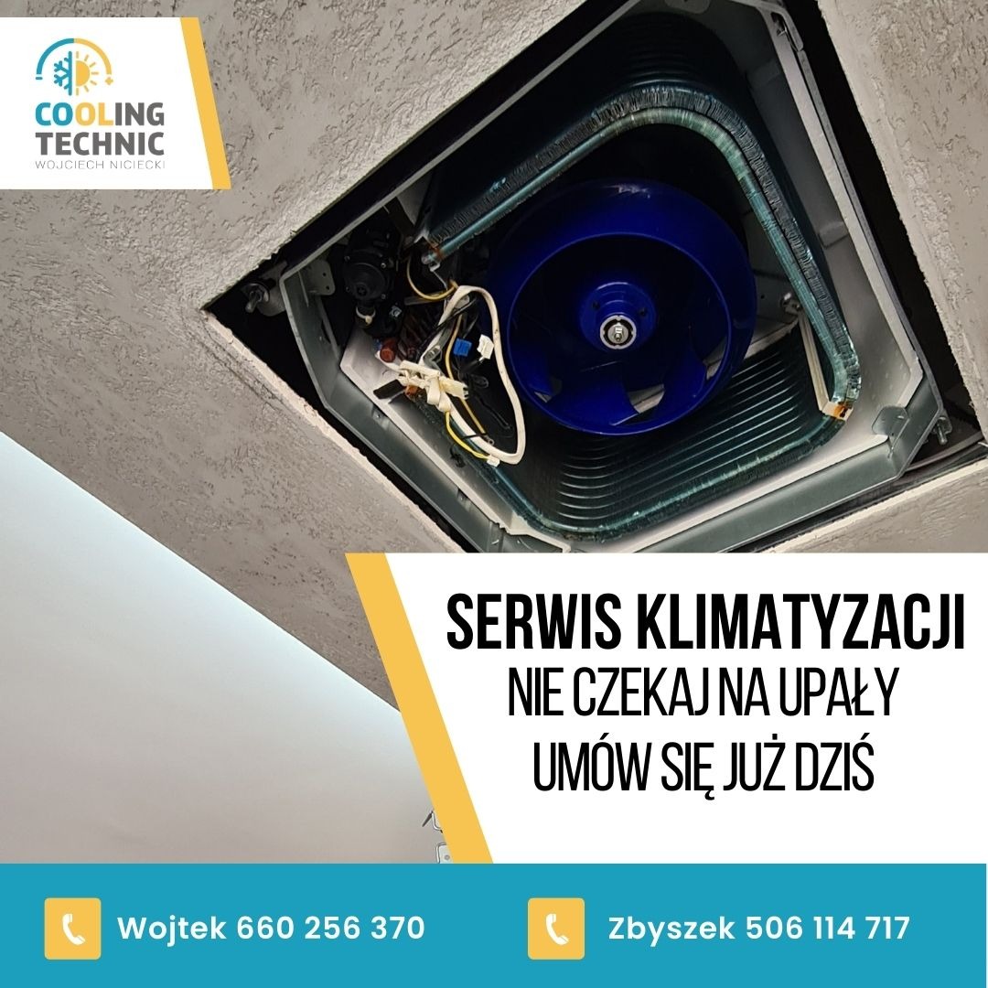 Wnętrze sufitowej jednostki klimatyzacji z widocznym niebieskim wentylatorem i elementami instalacji elektrycznej, na tle sufitu podwieszanego.
