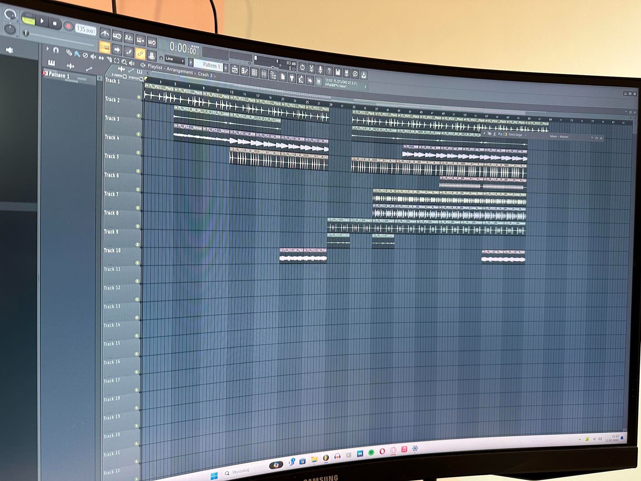 Ekran komputera prezentuje interfejs programu do produkcji muzyki w Krzepielowie, z widocznymi ścieżkami dźwiękowymi, elementami edycji i miksowania, co sugeruje proces tworzenia lub aranżacji utworu.