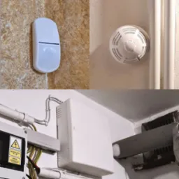 Kolaż przedstawiający: czujnik ruchu na ścianie o wzorzystej fakturze, czujnik dymu zamontowany na ścianie obok dwóch białych rur, oraz skrzynkę rozdzielczą z żółto-zielonymi kablami i ostrzegawczą...