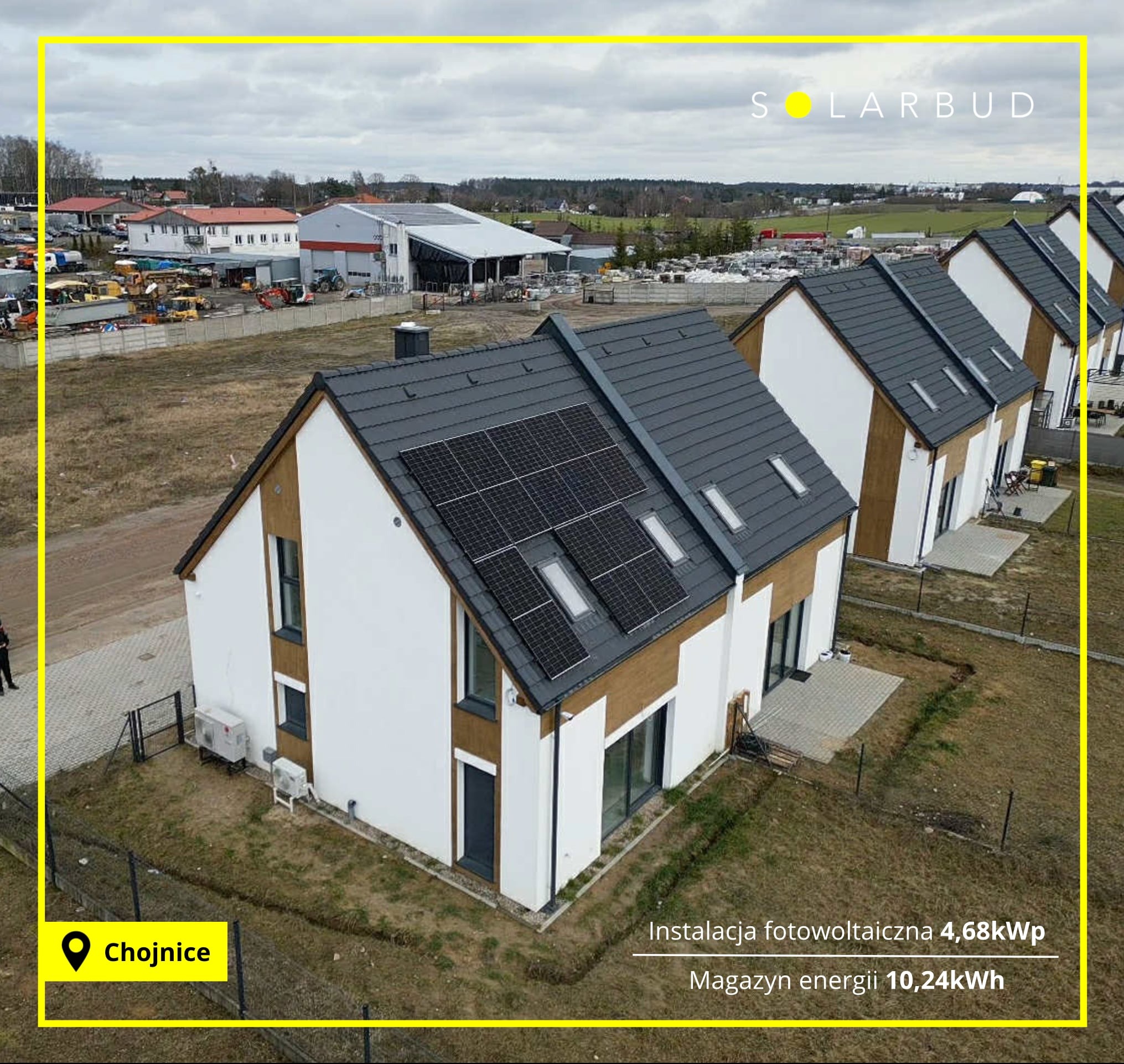 Nowoczesne domy jednorodzinne z panelami słonecznymi na dachu, widok z góry. Instalacja fotowoltaiczna 4,68kWp i magazyn energii 10,24kWh w Chojnicach.