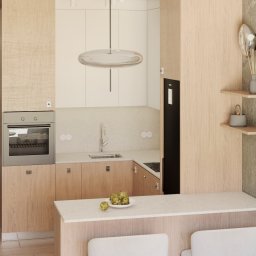 Adelina Interiors - Jasna kuchnia z drewnianymi frontami, minimalistycznym oświetleniem i dekoracyjnymi półkami. Na blacie leżą karczochy. Nowoczesny, skandynawski styl.