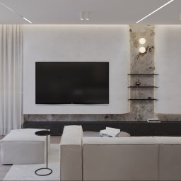 Adelina Interiors - Nowoczesny salon z telewizorem, marmurowym panelem i półkami. Biała sofa i pufa, designerska lampa. Neutralna kolorystyka i minimalistyczny wystrój.