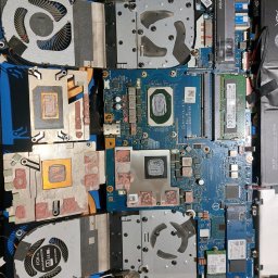 Rozłożony lapto Acer nitro 5 przed wymianą pasty termoprzowodzacej