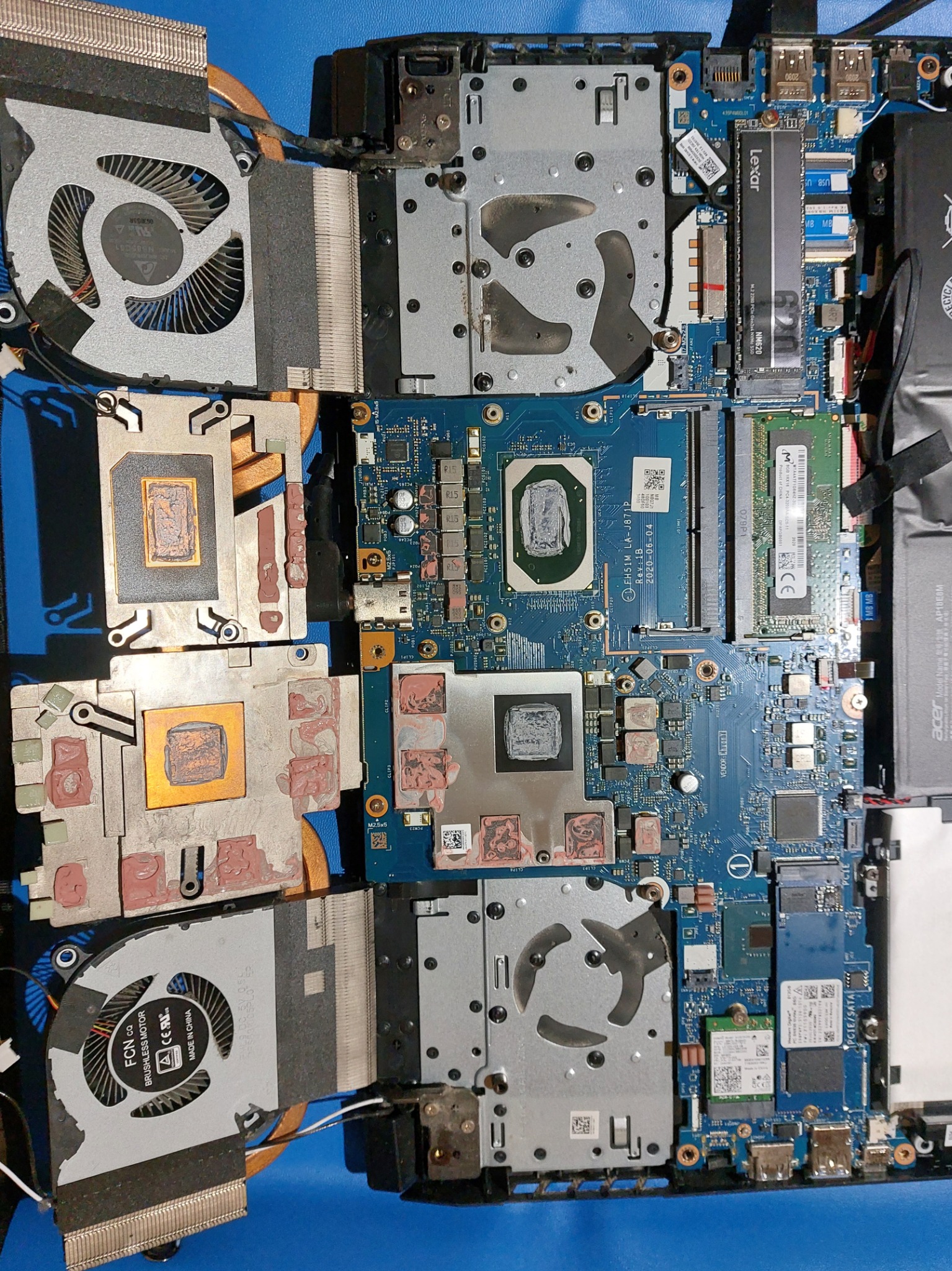 Rozłożony lapto Acer nitro 5 przed wymianą pasty termoprzowodzacej