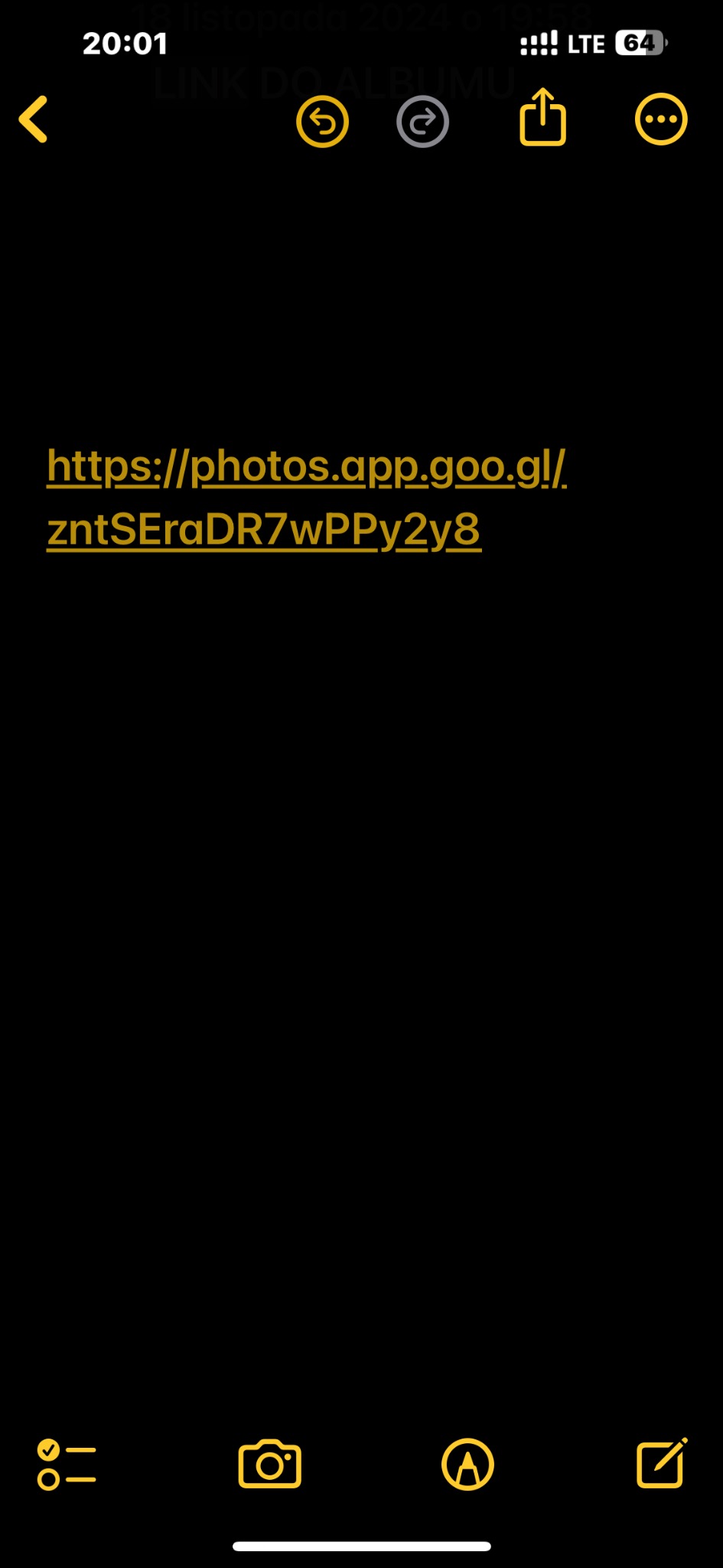 Zrzut ekranu z telefonu z otwartym linkiem do albumu Google Photos: https://photos.app.goo.gl/zntSEraDR7wPPy2y8, na czarnym tle.