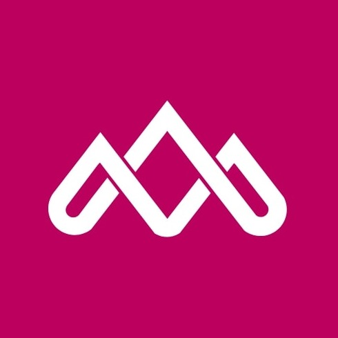 Białe, stylizowane logo na fuksjowym tle, przypominające górski szczyt z zaokrąglonymi elementami.