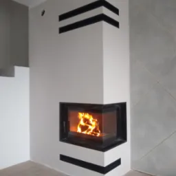 Nowoczesny narożny kominek z płomieniami, obudowany białą ścianą z czarnymi dekoracyjnymi pasami, widoczne fragmenty surowego wykończenia ścian i podłogi.