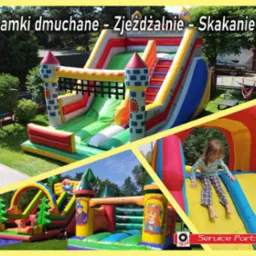 Kompozycja z dwóch ujęć dmuchanych zamków: zjeżdżalni z wieżyczkami i dziecka zjeżdżającego na żółtej ślizgawce oraz zamku z postaciami z bajek.