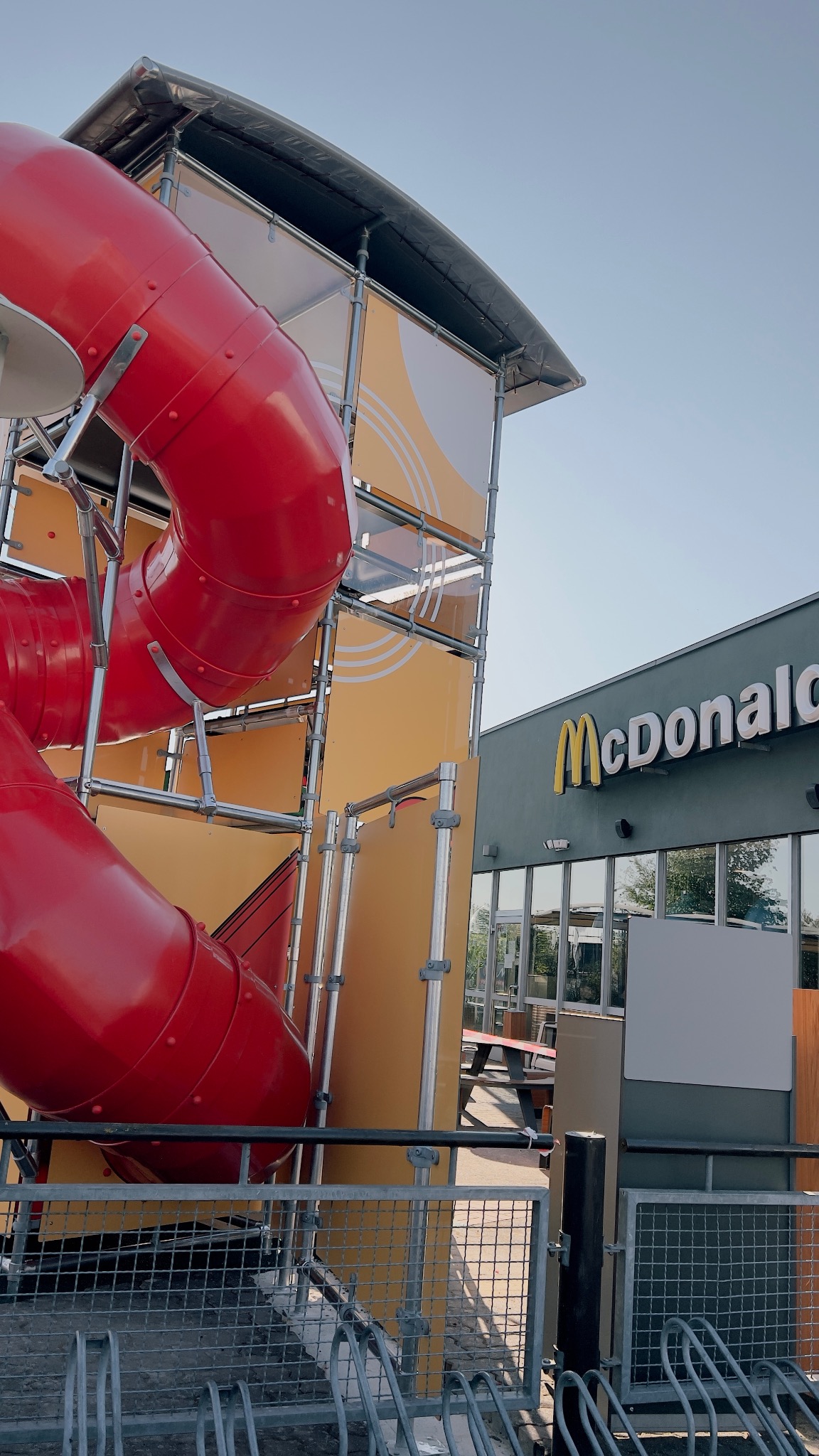 Realizacja placu zabaw dla McDonald's, w 100% zgodne z normą PN-EN 1176. Montujemy, serwisujemy