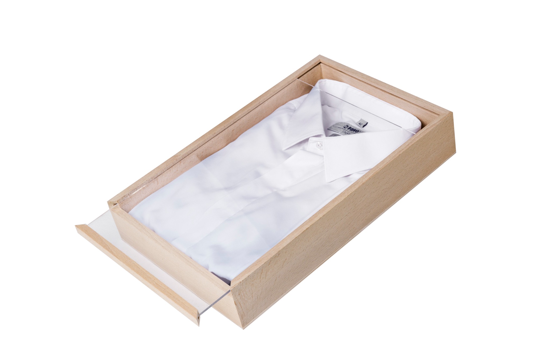 Biała koszula zapakowana w drewniane pudełko z wysuwanym przezroczystym wieczkiem, widoczna metka z logo producenta.
