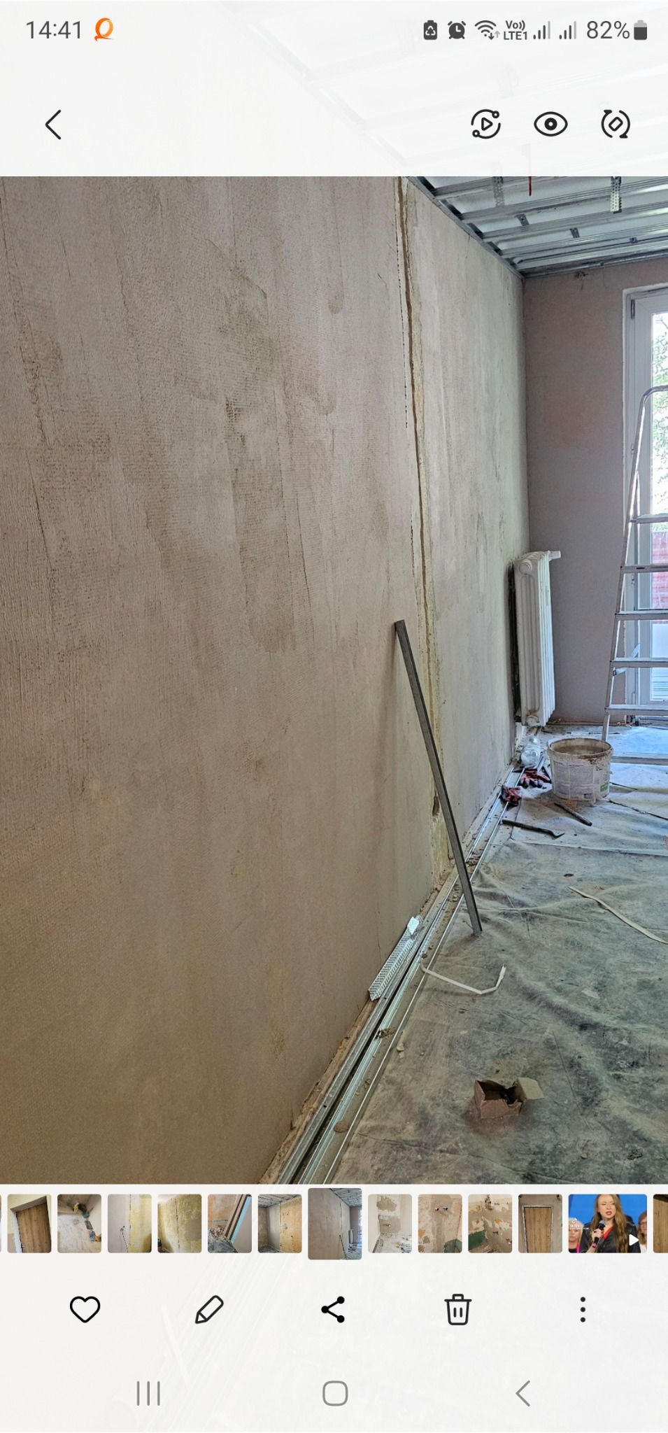 Ściana po nałożeniu pierwszej warstwy szpachli w trakcie prac w Nysie, widoczne profile metalowe przy podłodze i surowa powierzchnia z niedoskonałościami.