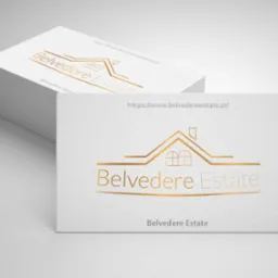 Stos wizytówek z minimalistycznym złotym logo domu i tekstem 'Belvedere Estate' na teksturowanym białym papierze.