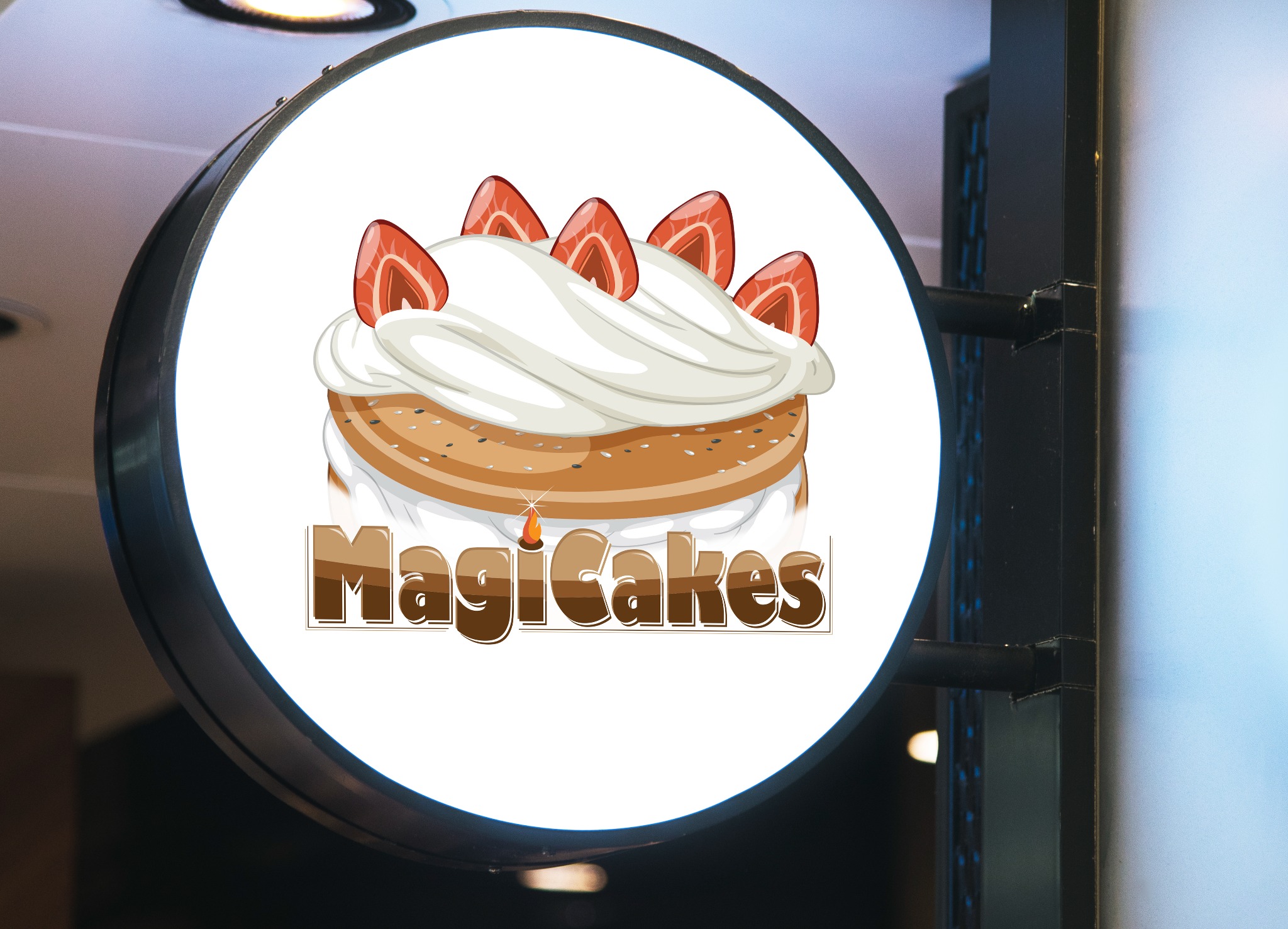 Okrągły szyld reklamowy z ilustracją ciasta ze śmietaną i truskawkami oraz napisem 'MagicCakes' w brązowej kolorystyce, zamontowany na czarnym słupku.