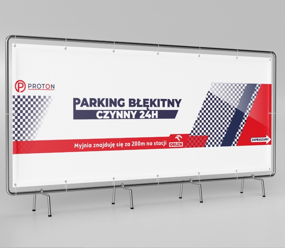 Billboard reklamowy z informacją o parkingu i myjni, z logo Proton i Orlen, na metalowej konstrukcji, z szachownicą i czerwonym akcentem, na szarym tle.