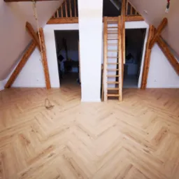 Jasne panele ułożone we wzór jodełki w przestronnym pokoju na poddaszu z drewnianymi belkami stropowymi i drabiną.