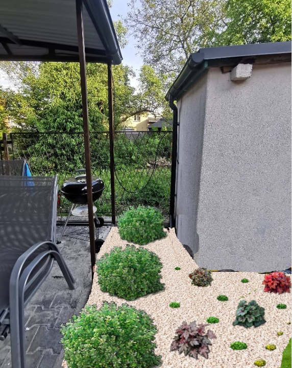 Ogród z krzewami i żwirem, grill w tle. Aranżacja przestrzeni z bliska, widok na roślinność i elementy dekoracyjne. Projekt ogrodu z wykorzystaniem kamienia ozdobnego.